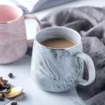 ⁦كوب سيراميك 400 مل – بنمط رخامي وحدود ذهبية⁩ - الصورة ⁦3⁩