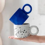 ⁦كوب سيراميك أزرق – مقبض حلقي⁩ - الصورة ⁦2⁩