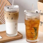 كوب زجاج شفاف بغطاء وقش – 600 مل