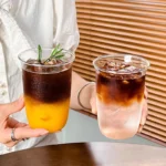 ⁦أكواب وزجاجات أنيقة للمشروبات⁩ - الصورة ⁦2⁩