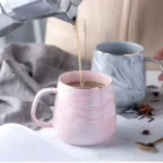 ⁦كوب سيراميك 400 مل – بنمط رخامي وحدود ذهبية⁩ - الصورة ⁦6⁩