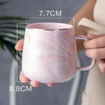 ⁦كوب سيراميك 400 مل – بنمط رخامي وحدود ذهبية⁩ - الصورة ⁦5⁩
