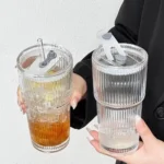⁦كوب زجاج شفاف بغطاء وقش – 600 مل⁩ - الصورة ⁦2⁩