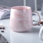 ⁦كوب سيراميك 400 مل – بنمط رخامي وحدود ذهبية⁩ - الصورة ⁦2⁩