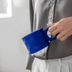 ⁦كوب سيراميك أزرق – مقبض حلقي⁩ - الصورة ⁦3⁩