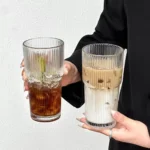 ⁦كوب زجاج شفاف بغطاء وقش – 600 مل⁩ - الصورة ⁦3⁩